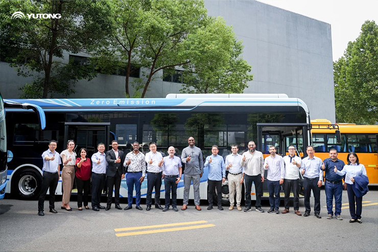 Delegação de oficiais latino-americanos na China visita a Yutong e experimenta a extraordinária força da Fabricação Inteligente da China de uma forma imersiva.
