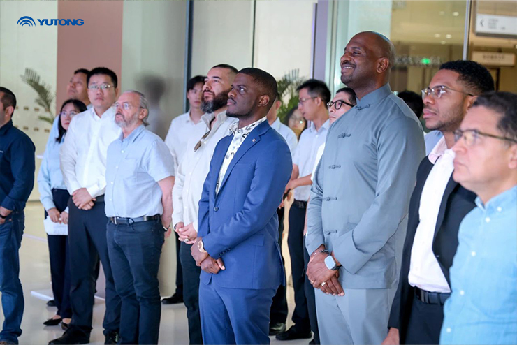 Delegação de oficiais latino-americanos na China visita a Yutong e experimenta a extraordinária força da Fabricação Inteligente da China de uma forma imersiva.