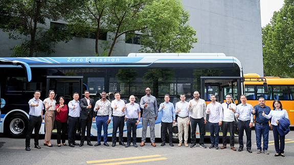 Delegação de oficiais latino-americanos na China visita a Yutong e experimenta a extraordinária força da 