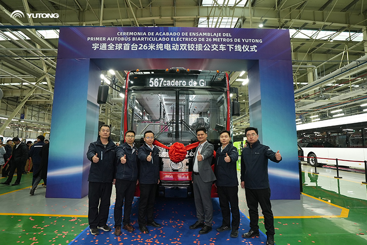 O primeiro autocarro duplo articulado puramente elétrico de 26 metros do mundo saiu da linha de produção com sucesso