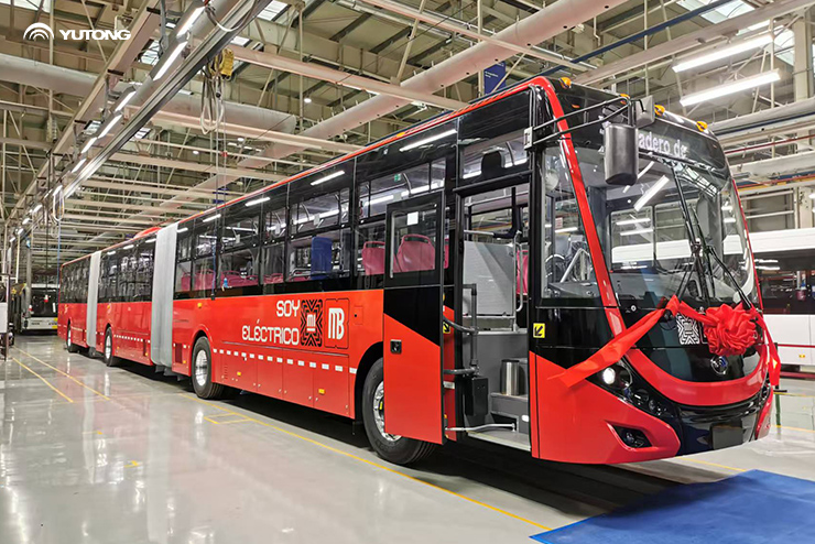 O primeiro autocarro duplo articulado puramente elétrico de 26 metros do mundo saiu da linha de produção com sucesso