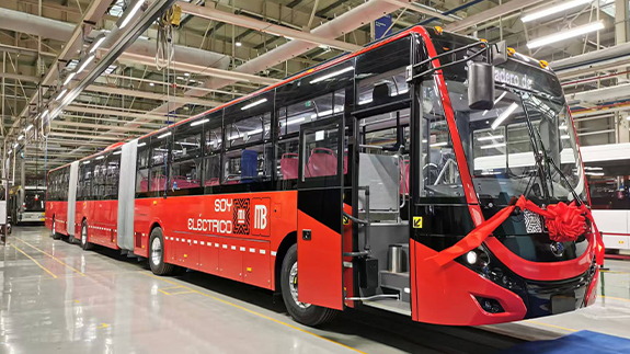 O primeiro autocarro duplo articulado puramente elétrico de 26 metros do mundo saiu da linha de produção com sucesso