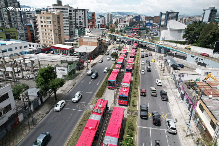Troleicarros de Dupla Propulsão da Yutong Fazem Estreia Histórica em Quito