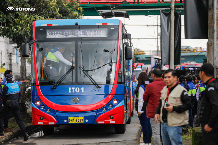Troleicarros de Dupla Propulsão da Yutong Fazem Estreia Histórica em Quito