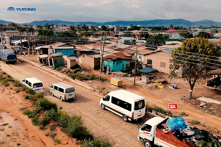Furgão da Yutong Prova Seu Valor na Estrada do Gana: Fiabilidade, Eficiência de Combustível, Brilho e Conforto!