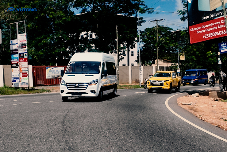Furgão da Yutong Prova Seu Valor na Estrada do Gana: Fiabilidade, Eficiência de Combustível, Brilho e Conforto!
